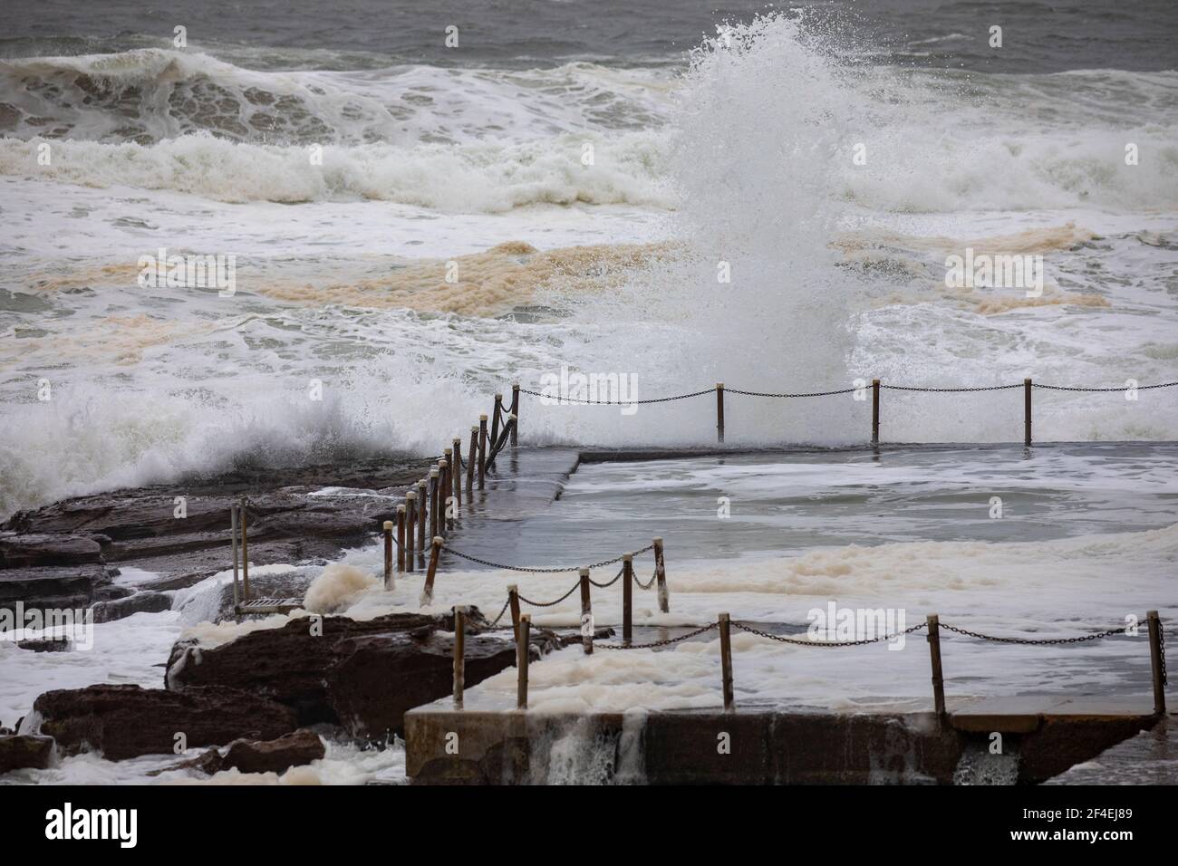 Sydney, el clima salvaje y las tormentas azotan la costa en Avalon Beach en Sydney durante las inundaciones del 21 de marzo en Nueva Gales del Sur, Australia Foto de stock