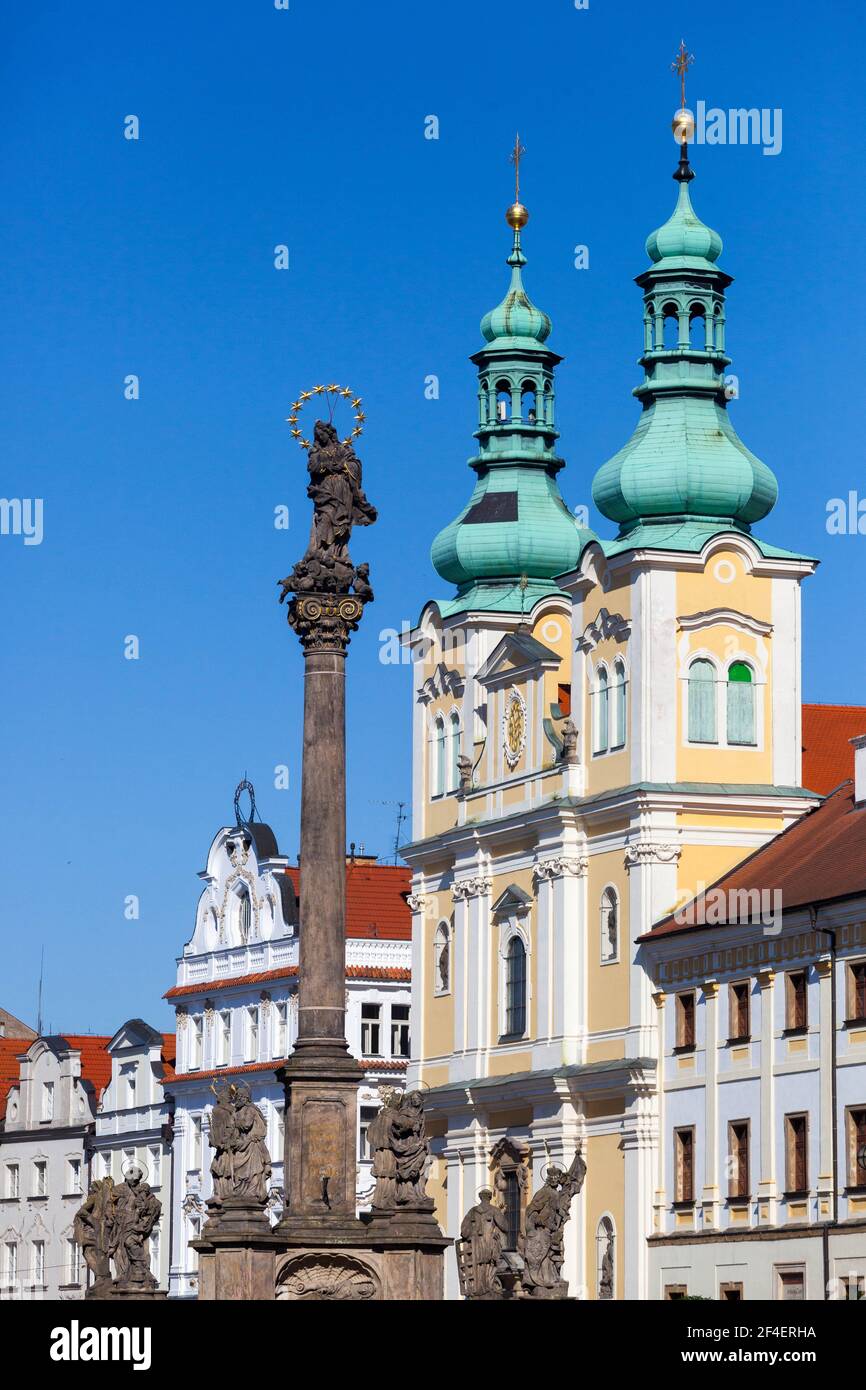 Hradec Kralove, iglesia barroca en la plaza principal de la República Checa Foto de stock