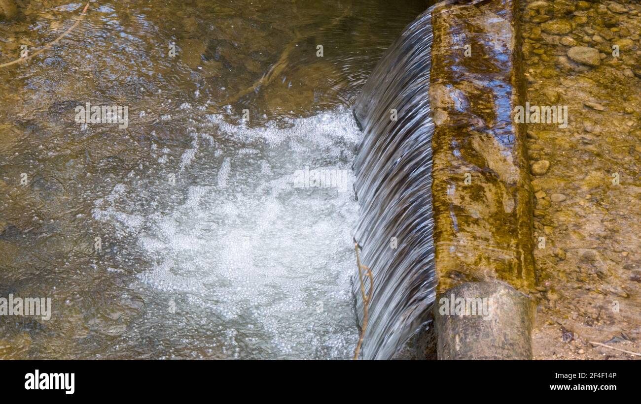 Espuma de agua de un arroyo Foto de stock
