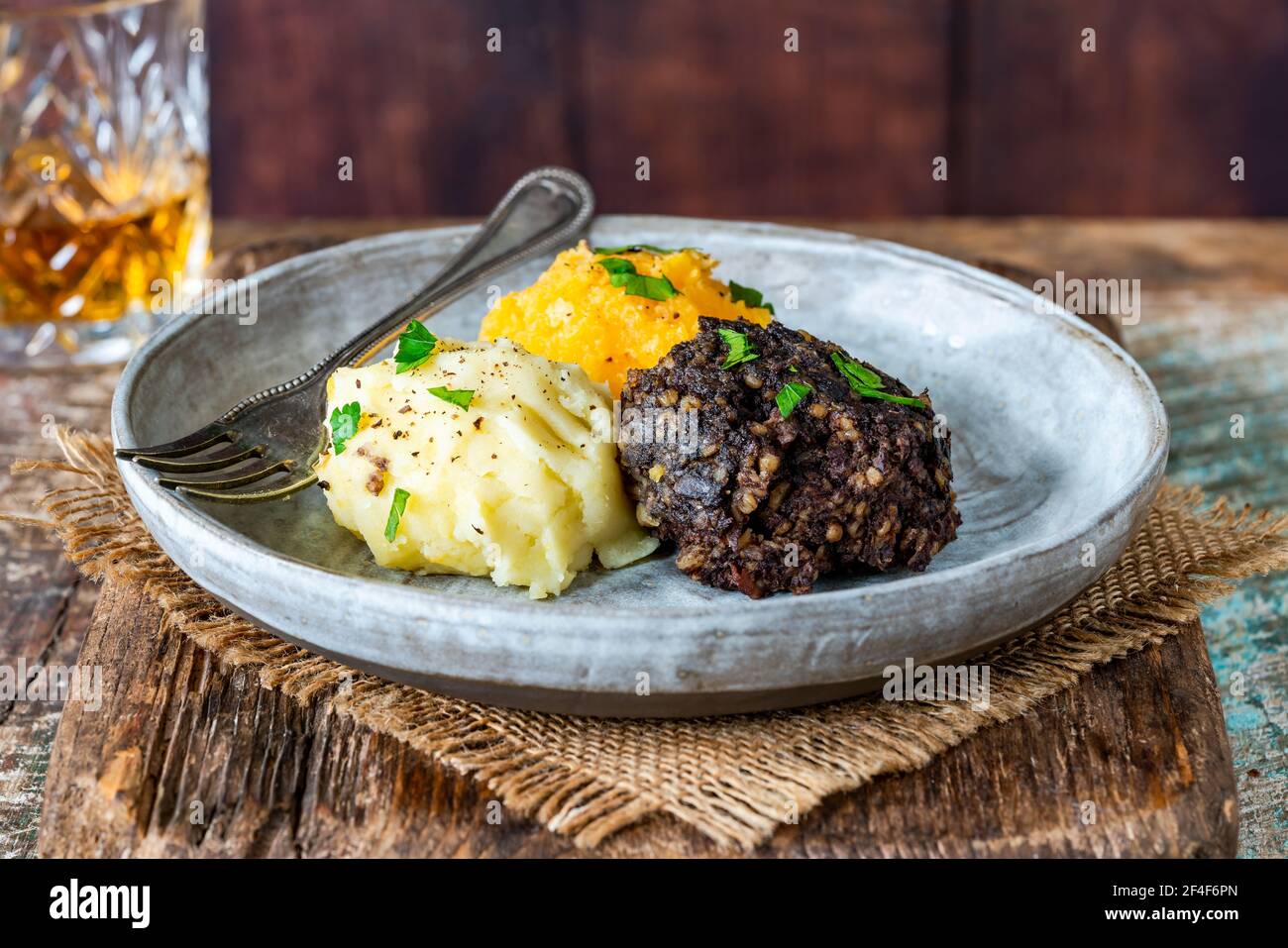 Haggis, neeps y tatties (haggis con nabos y patatas) - tradicional plato escocés para la noche de Burns Foto de stock