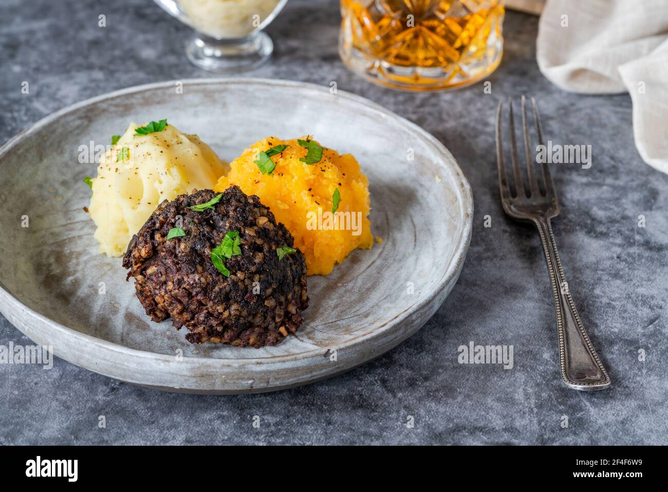 Haggis, neeps y tatties (haggis con nabos y patatas) - tradicional plato escocés para la noche de Burns Foto de stock