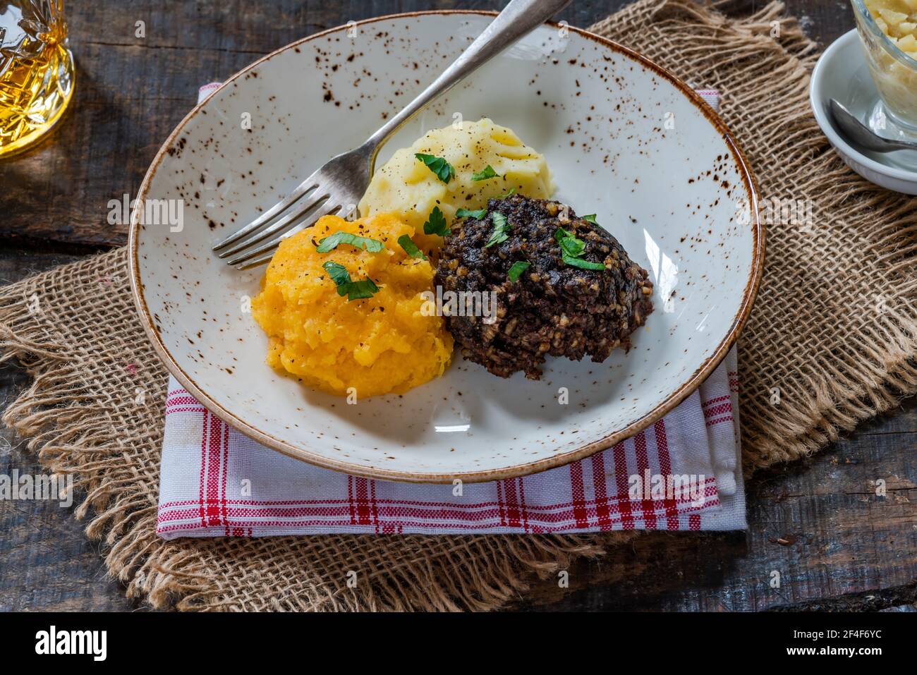 Haggis, neeps y tatties (haggis con nabos y patatas) - tradicional plato escocés para la noche de Burns Foto de stock