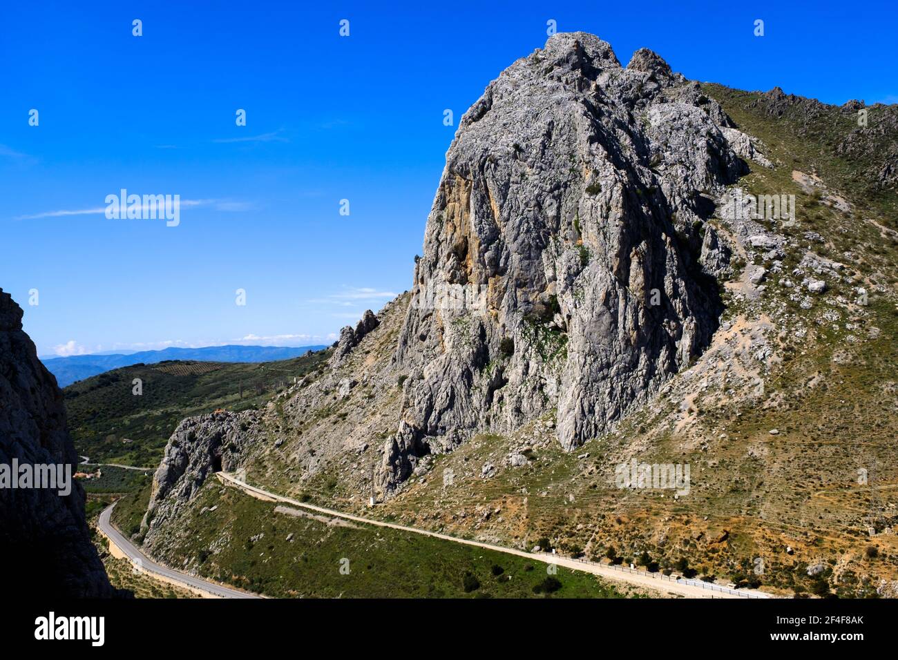 Vista de Tajo de la U mientras recorre el sendero Cuna por encima del paso de Zafarraya, Andalucía, España, Europa Foto de stock
