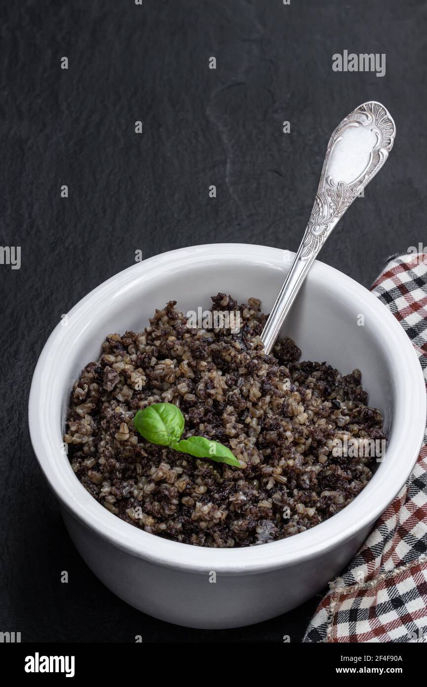 Haggis tradicionales escoceses sobre fondo de piedra negra Foto de stock