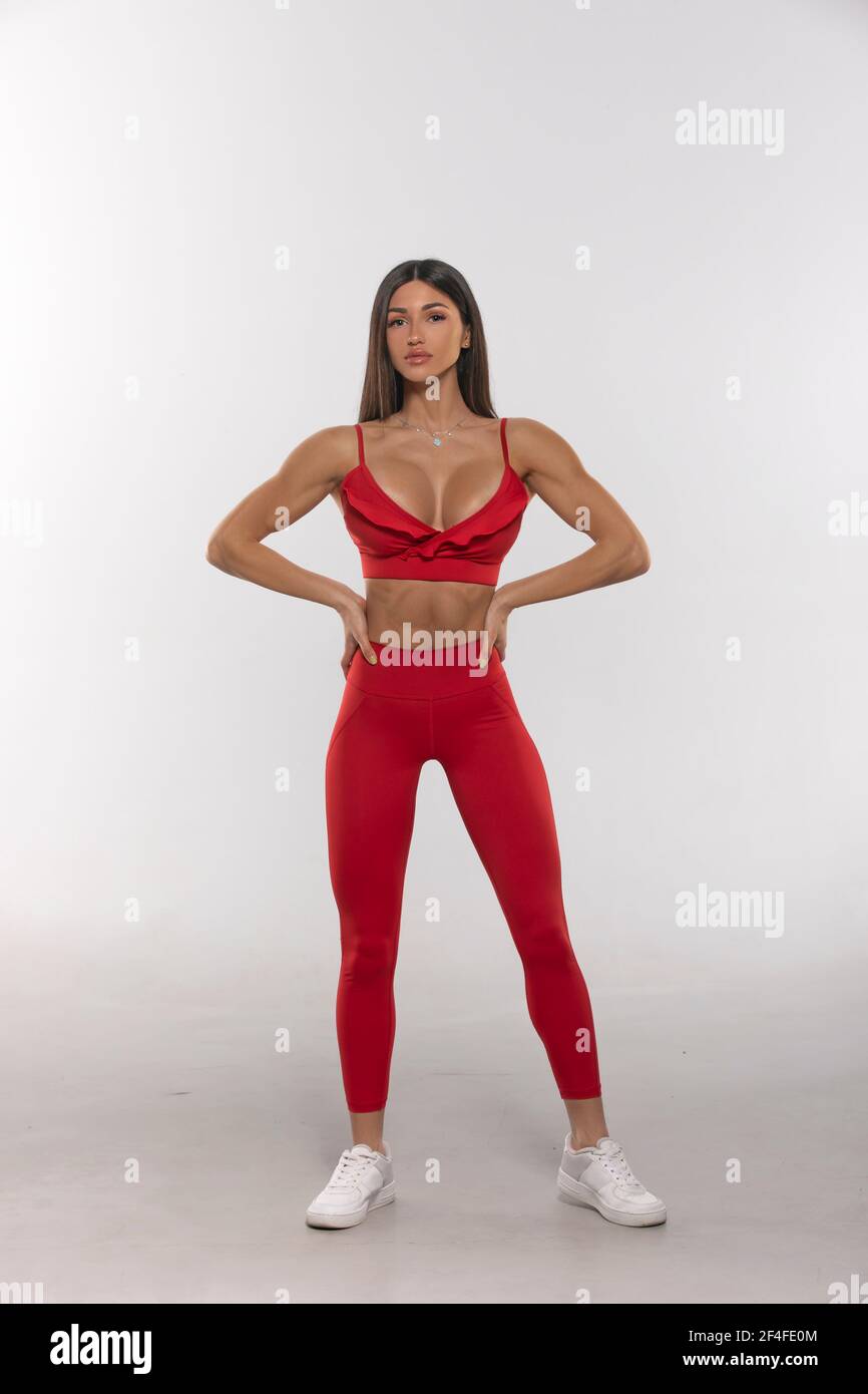 niña en leggins rojos y una parte superior en un blanco antecedentes  Fotografía de stock - Alamy