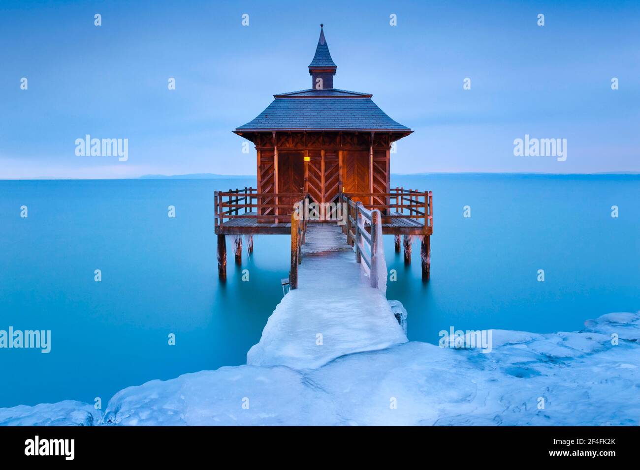 Casa de baños con hielo al amanecer, Lago Neuchatel, Gorgier, Neuchatel, Suiza Foto de stock