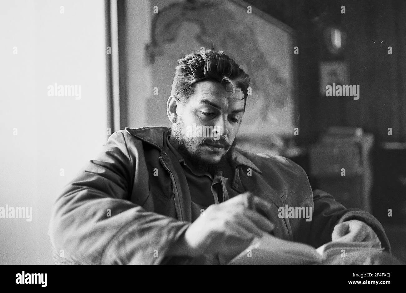 Comandante Ernesto Che Guevara, en su oficina, Cuba, 1963. De la colección  de fotografías de Deena Stryker Fotografía de stock - Alamy