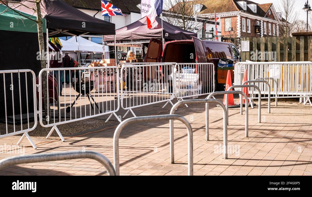 Epsom London Reino Unido, March21 2021, barreras de seguridad pública que rodean el mercado de alimentos al aire libre Foto de stock