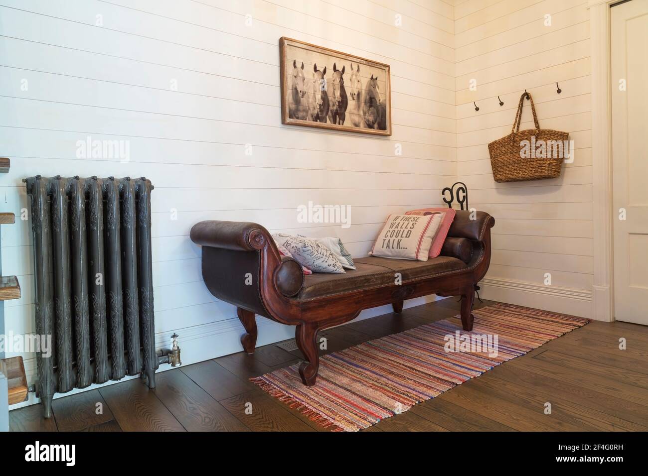 Sofá cama de madera marrón antigua y cuero en el pasillo dentro del país estilo de casa Foto de stock