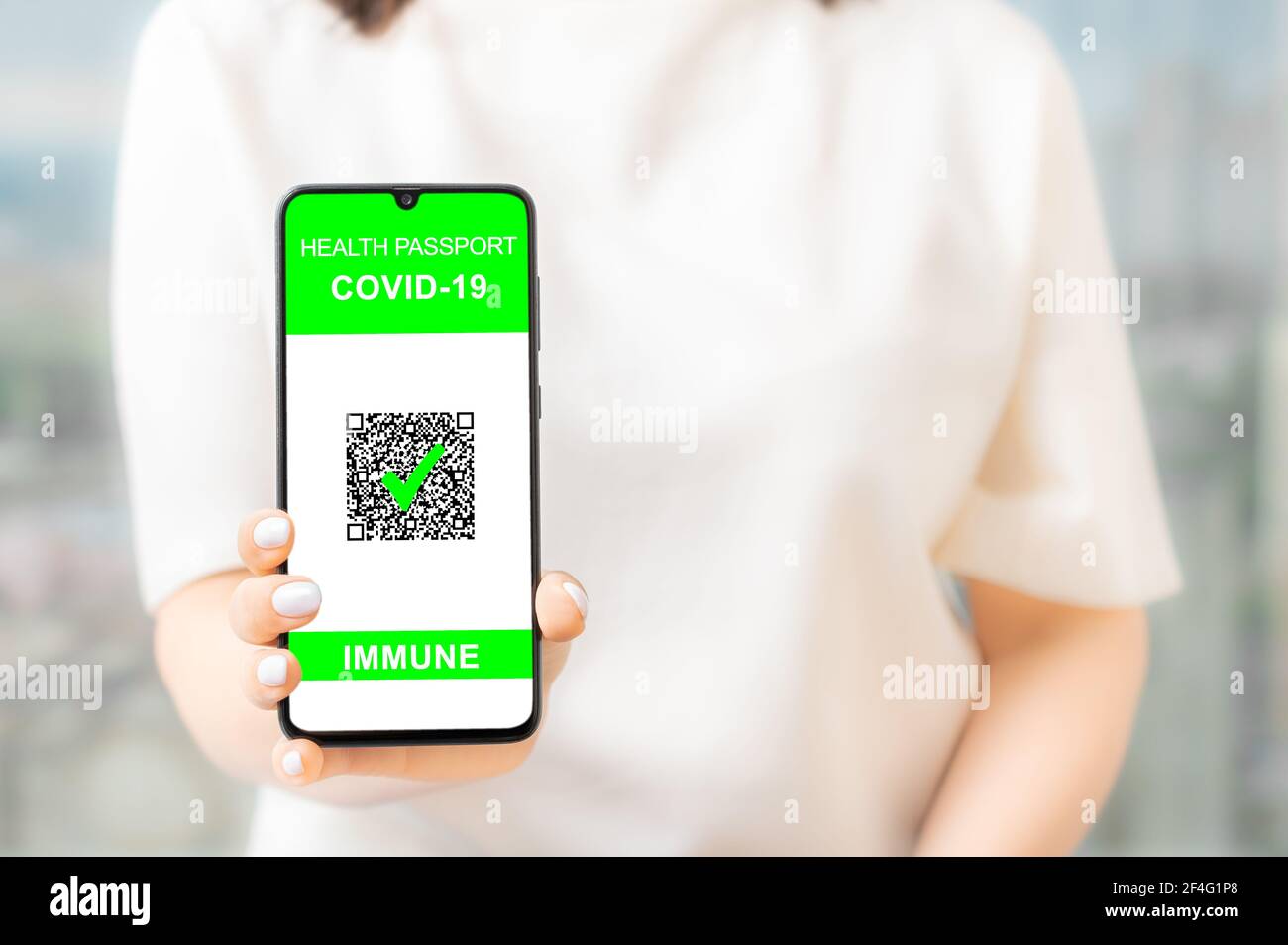 Mujer de mano y mostrar teléfono con pasaporte de salud covid-19. Teléfono  móvil con pasaporte de salud digital inmune para covid-19 en poder de un  irreconocible Fotografía de stock - Alamy