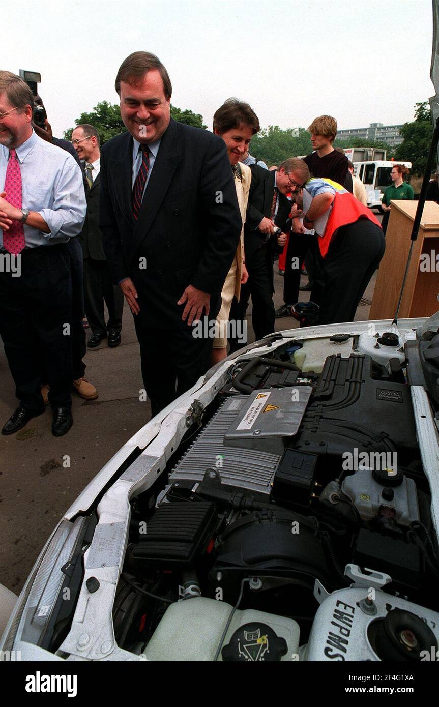 John Prescott con un southwark consejo eléctrico de agosto de 1999 vehículo Visitó un depósito del consejo para lanzar una calidad del aire estrategia Foto de stock