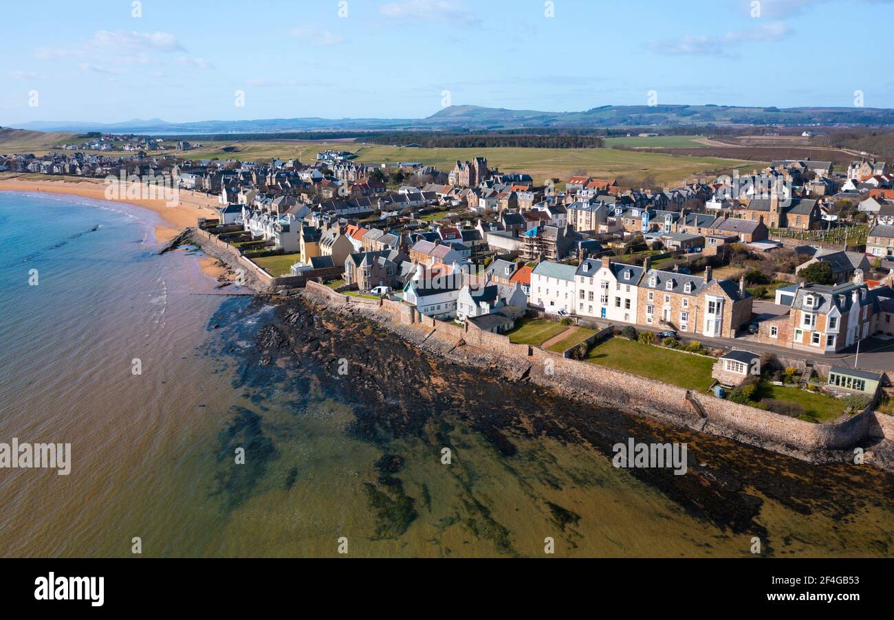 Vista aérea de la aldea de Elie en el este Neuk de Fife, en Escocia, Reino Unido Foto de stock