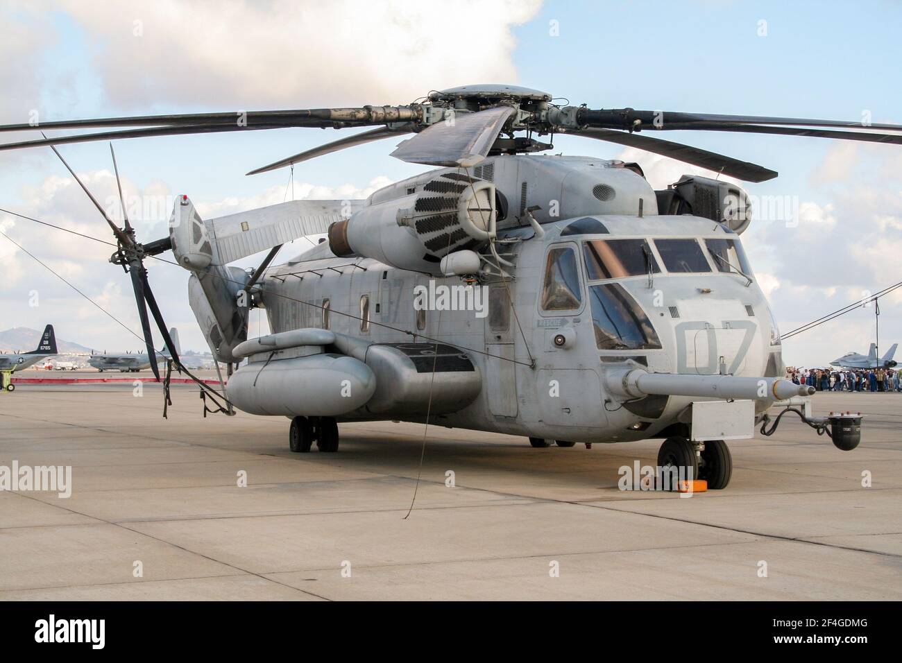 US Marines CH-53E helicóptero militar Super Stallion sobre ella&#39;s base de datos en la base aérea de Miramar. California, EE.UU. - 15 de octubre de 2016. Foto de stock