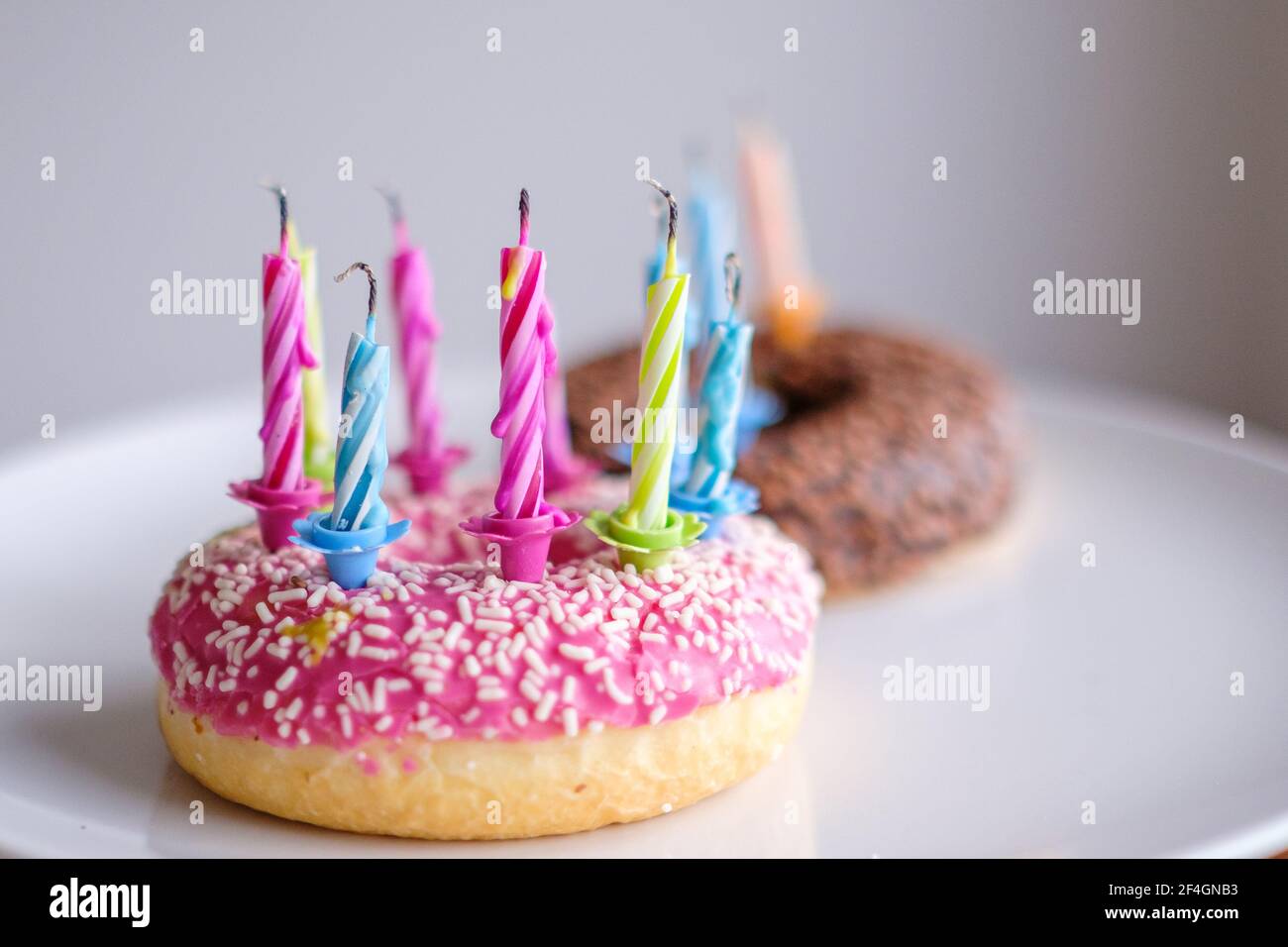 Donas de cumpleaños fotografías e imágenes de alta resolución - Alamy