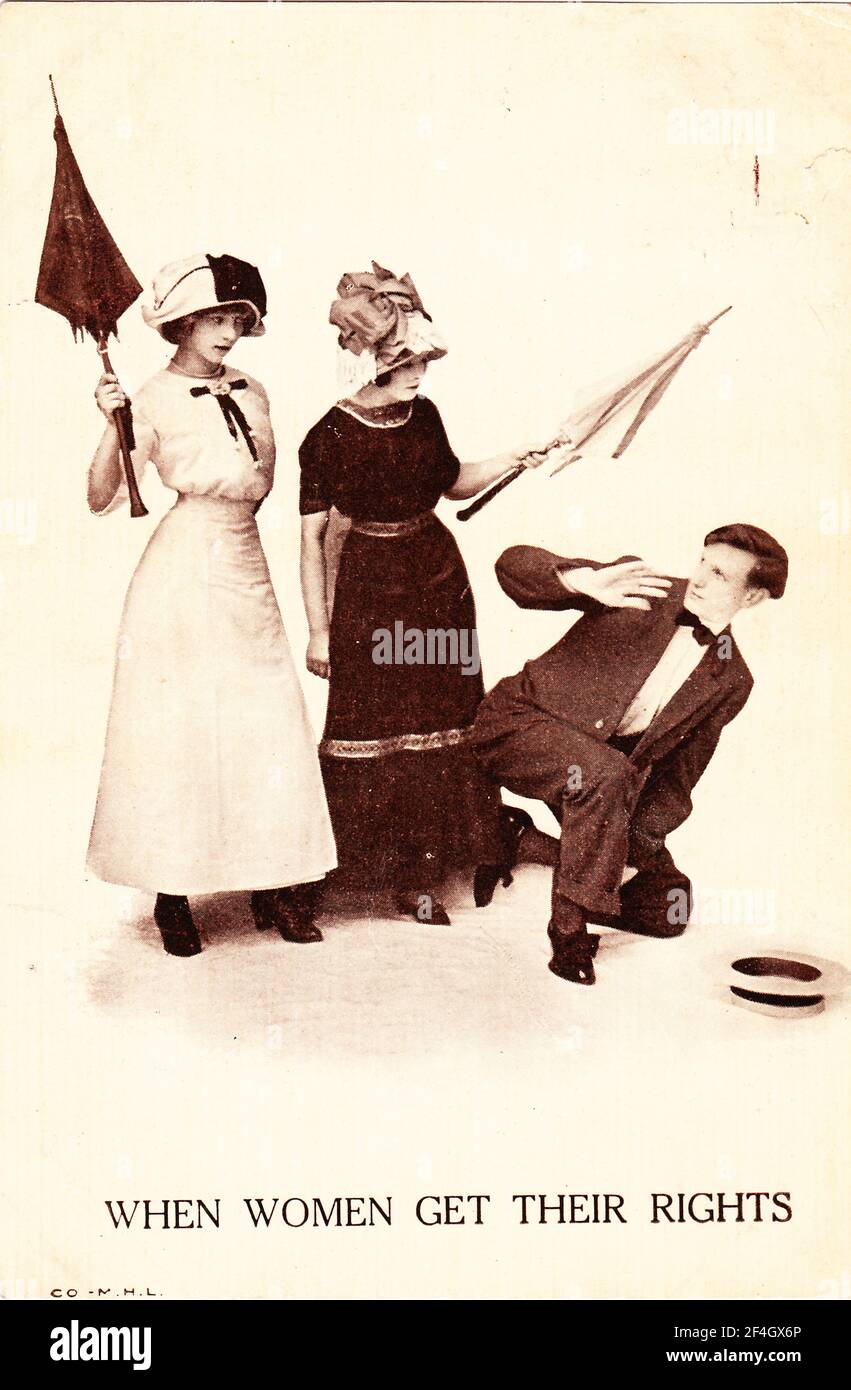 Postal antisufragio, con una fotografía que representa a dos mujeres jóvenes amenazando a un hombre con sus sombrillas, con el título "cuando las mujeres obtienen sus derechos", copyright de MHL, 1905. Fotografía de Emilia van beugen. () Foto de stock