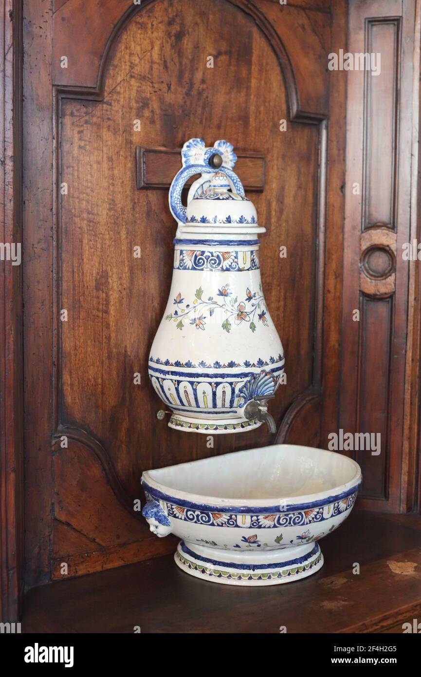antiguo dispensador de agua de porcelana en un museo Fotografía de stock -  Alamy