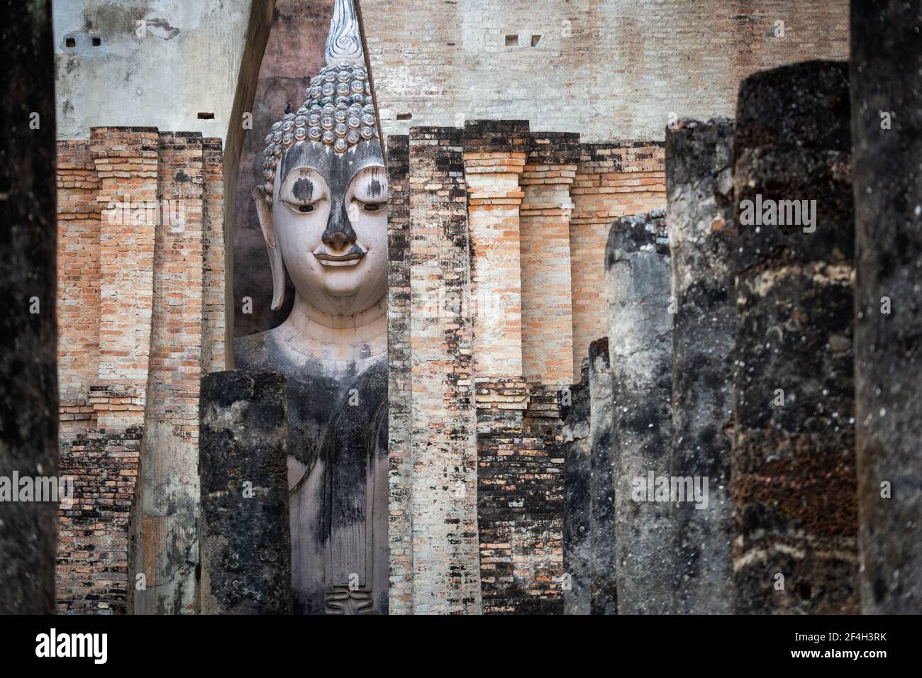 Antigua estatua de Buda en el templo Wat Si Chum en Sukhothai, Tailandia. Foto de stock