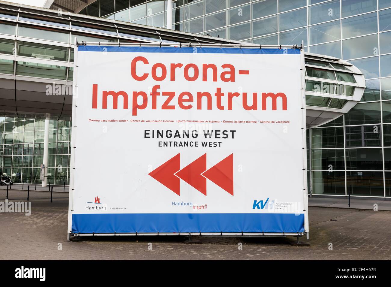 Señal que muestra las direcciones para el centro de vacunación Corona, entrada oeste (en alemán: 'Corona Impfzentrum, Eingang West') centro en Hamburgo Messehallen Foto de stock