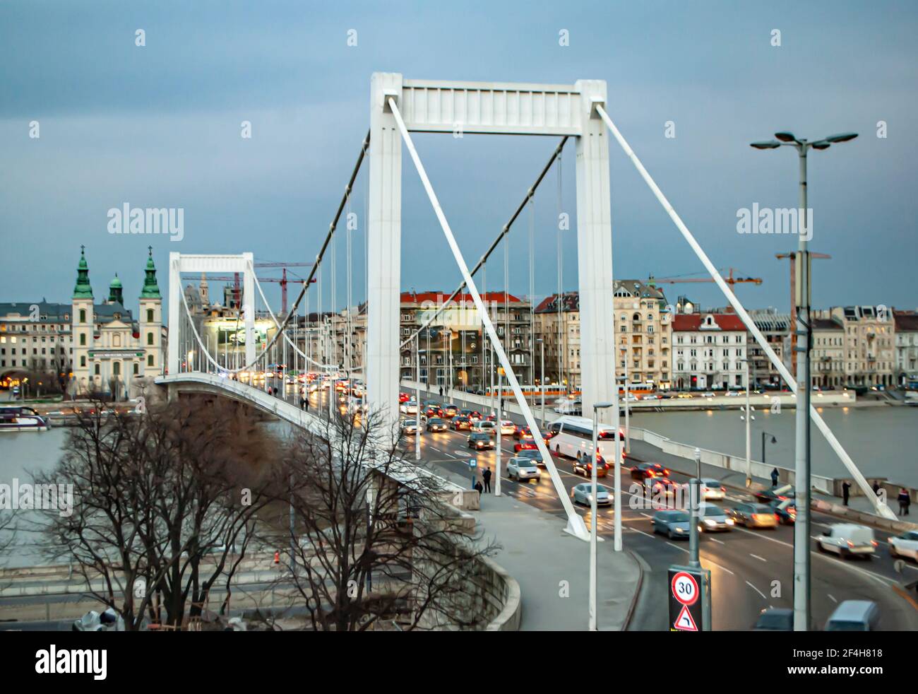 Budapest, Hungría, 19 de marzo de 2019: Coches en el puente Erzsebet en Budapest, Hungría, vista desde las colinas, crepúsculo nocturno, coches con faros encendidos, en th Foto de stock