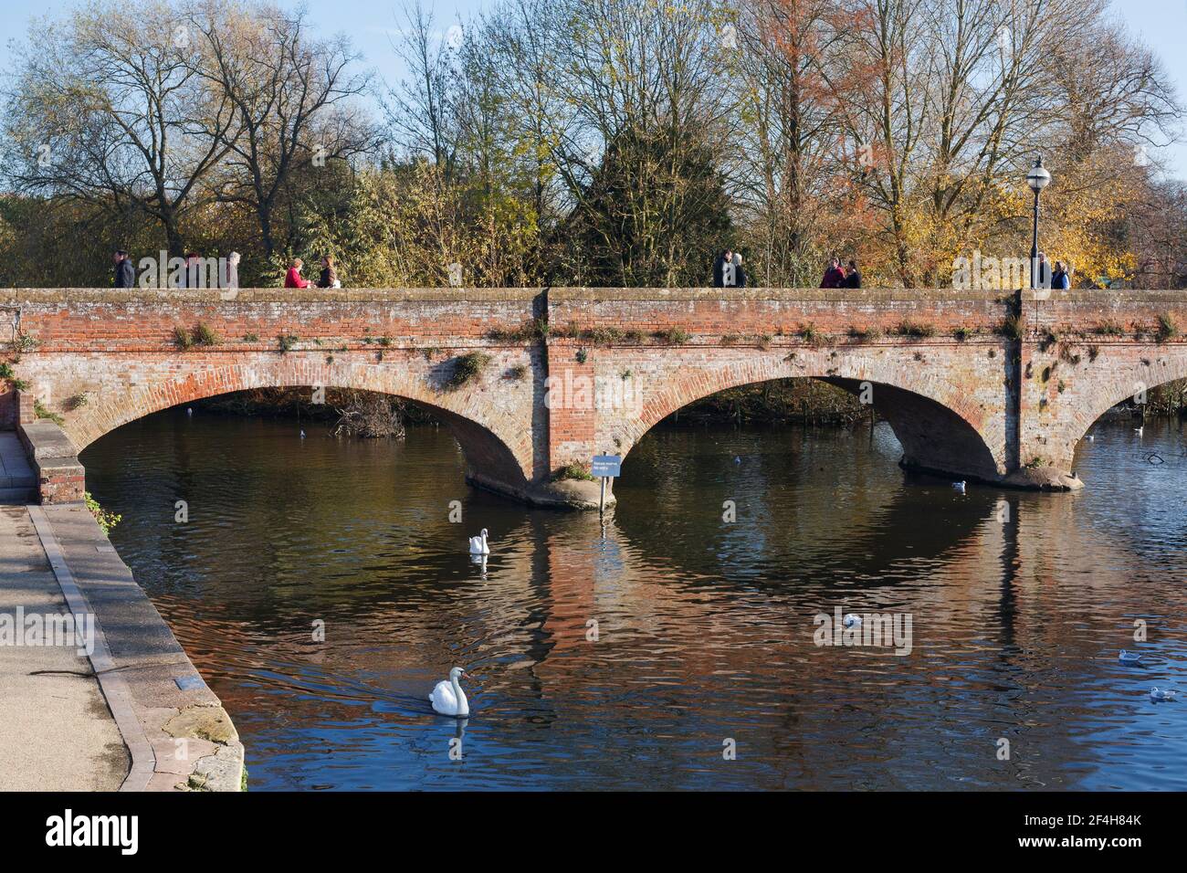 El puente Tramway al otro lado del río Avon, Stratford upon Avon. Foto de stock