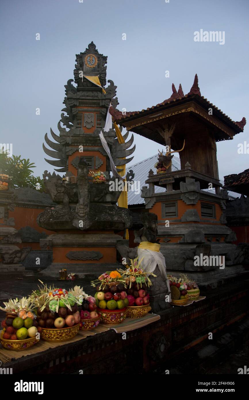 Opfergaben vor einer Zeremonie in einem Hindutempel auf Bali Foto de stock