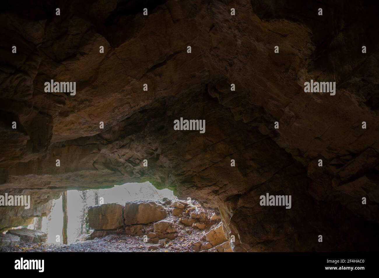 Eingangsbereich der Bruderloch-Höhle im Kanton Baselland Foto de stock