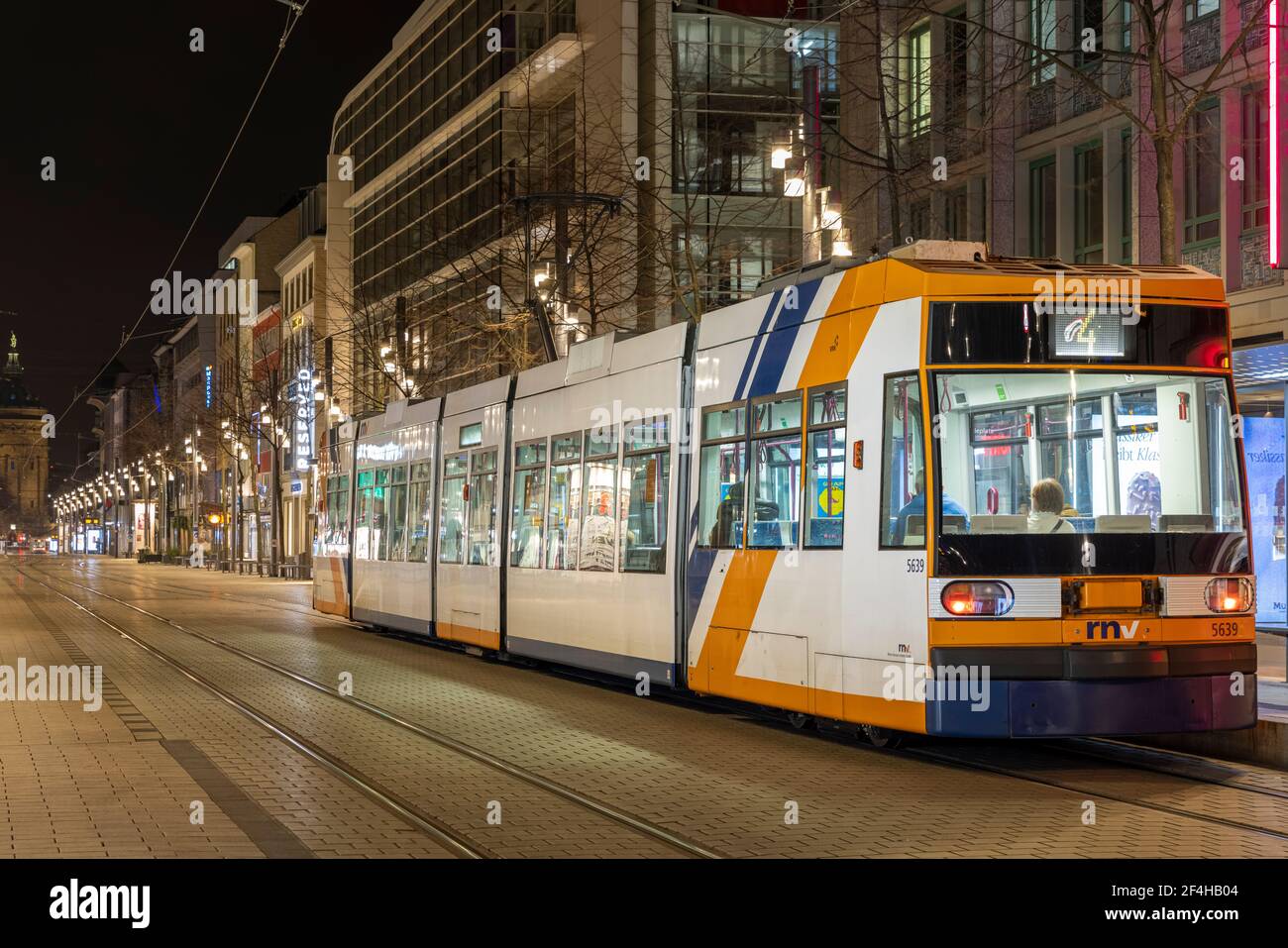 Los coches de calle son parte importante del transporte público en Mannheim como en todas las ciudades alemanas más grandes. Foto de stock