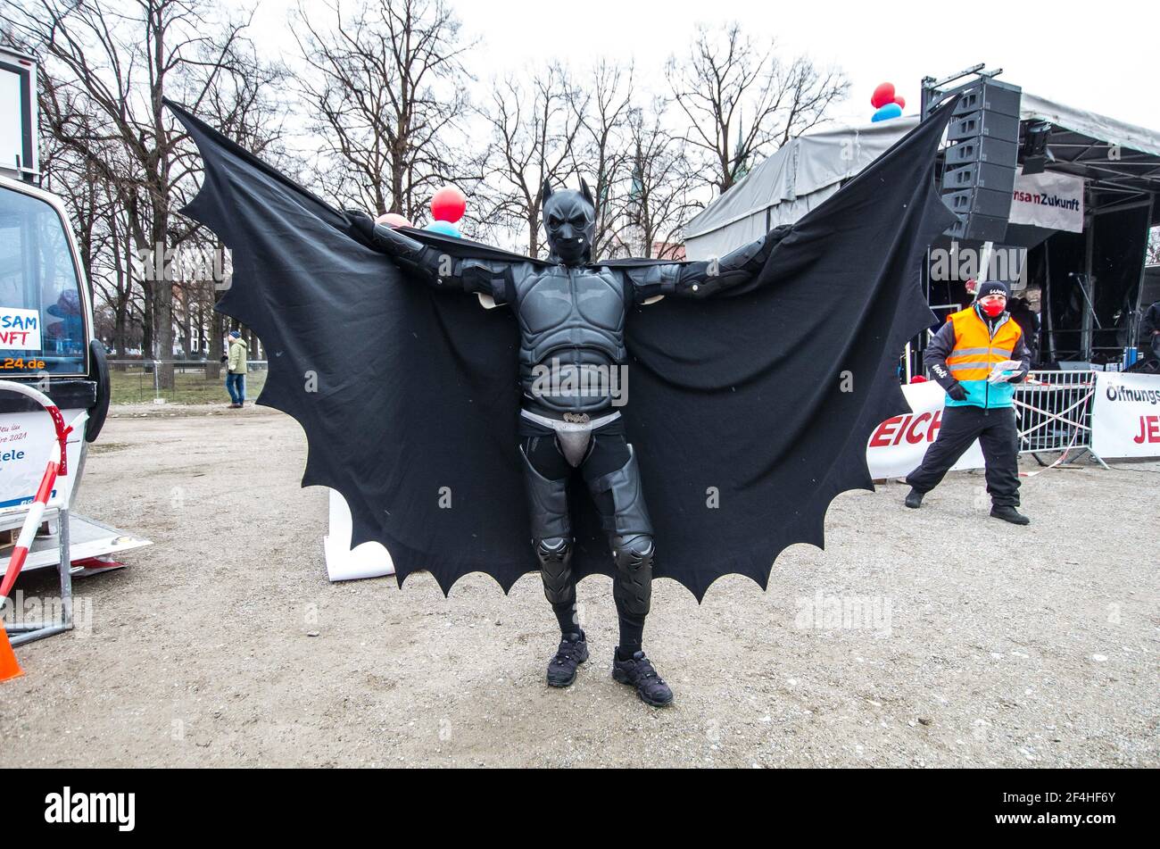 Munich, Baviera, Alemania. 21st de marzo de 2021. Un hombre vestido como  Batman en la demo de Gemeinsame Zukunft en Munich, a quien la policía le  dijo que el traje violaba las