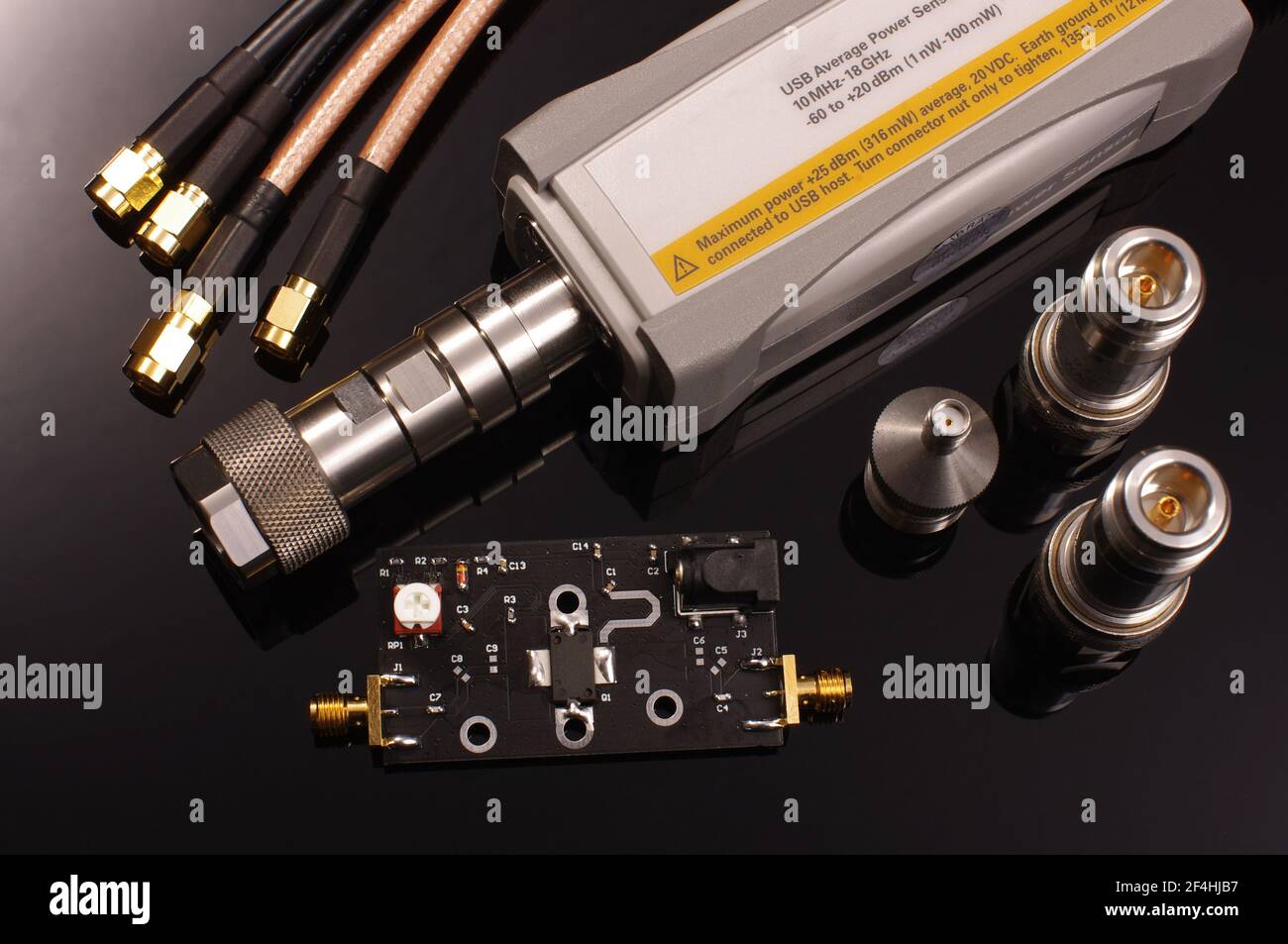Microondas USB y medidor de potencia de señal media RF para una precisión  Mediciones y PCB del amplificador de RF bajo prueba aisladas en el fondo  negro Fotografía de stock - Alamy
