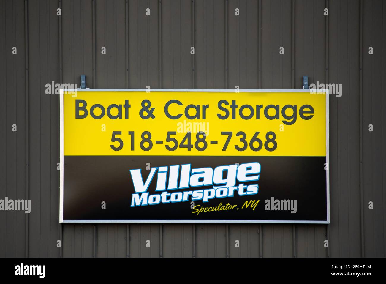 Un cartel para el edificio de almacenamiento de barcos y coches Village Motorsports en Speculator, NY USA Foto de stock