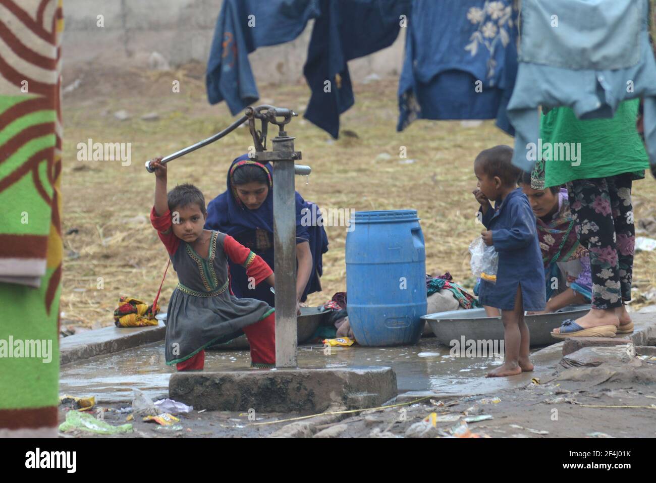Lahore, Pakistán. 21st de marzo de 2021. Los gitanos paquistaníes están  ocupados en su trabajo rutinario. Una vista del desierto del río Ravi cama  después del terrorismo de agua de la India