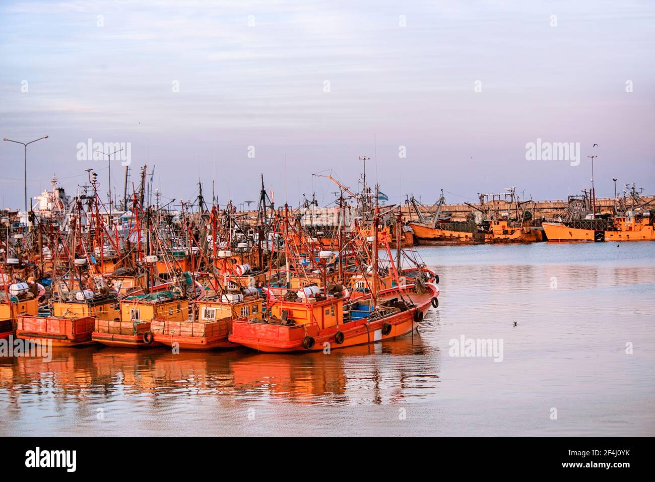 barcos de pesca en el puerto mar del plata Fotografía de stock - Alamy
