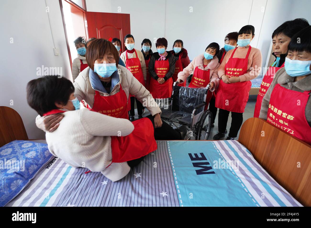 ZOUPING, CHINA - 21 DE MARZO de 2021 - las mujeres de las zonas rurales  aprenden a trasladar camas y sillas para ancianos en una residencia de  ancianos en Zouping, provincia de