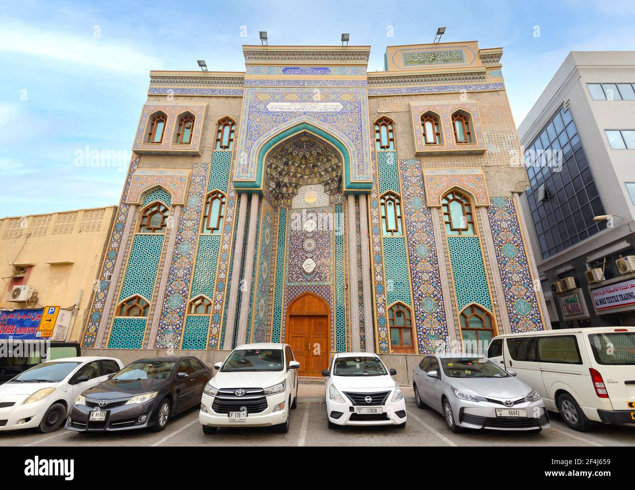 Ali ibn Abi Talib Mezquita iraní en Bur Dubai. Una mezquita chií iraní Hosainia en los Emiratos Árabes Unidos. Mezquita de estilo persa en Dubai. Foto de stock