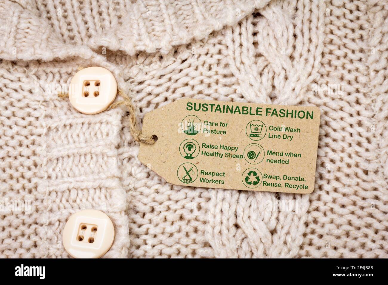 etiqueta de moda sostenible en jersey de lana con iconos de cuidado y texto, consumismo ético Foto de stock