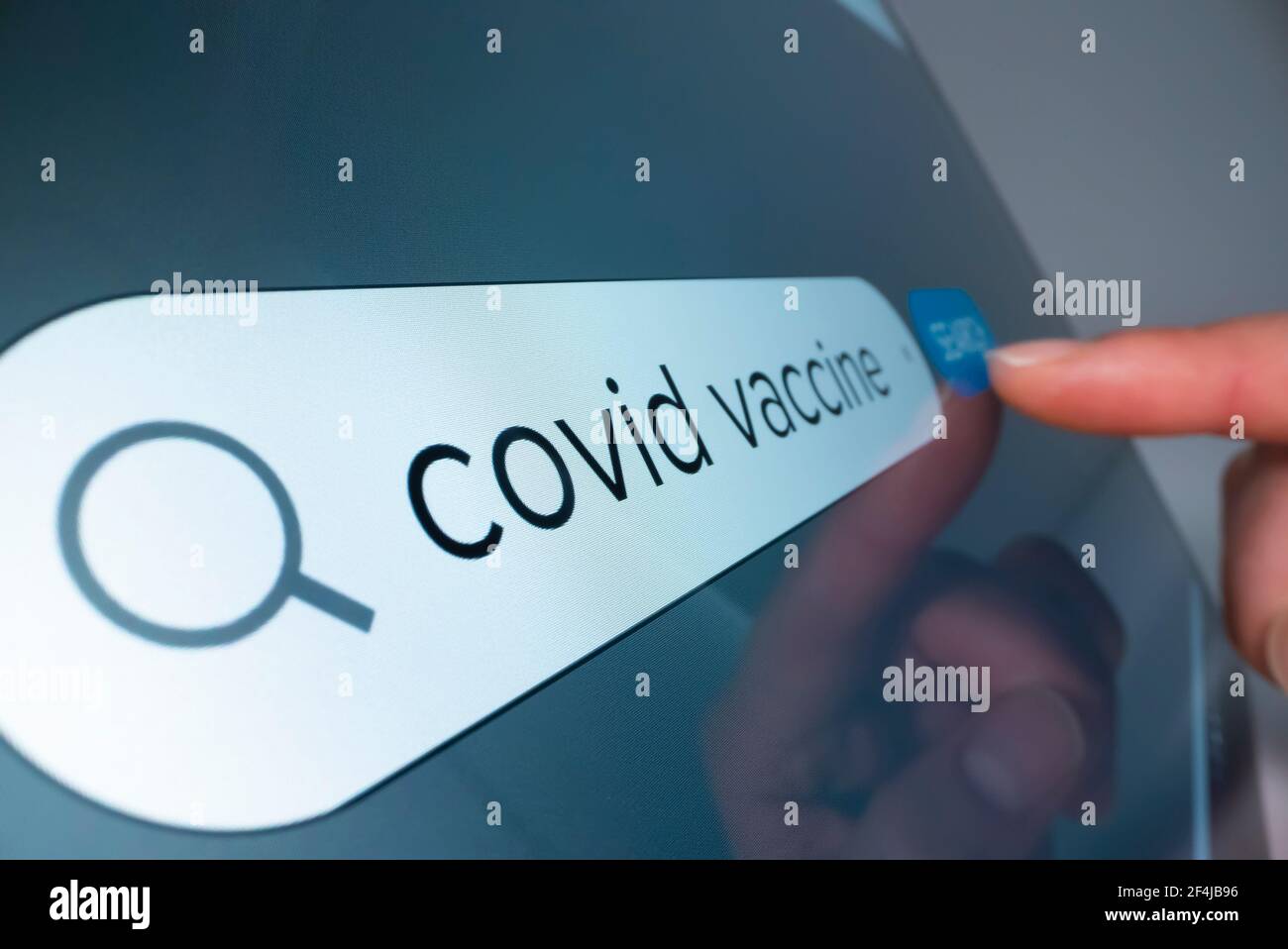 Vista de primer plano de la búsqueda de información sobre la vacuna COVID 19 activada internet Foto de stock