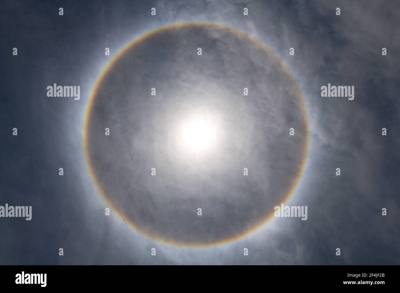 Fenómeno óptico halo solar en el cielo. Foto de stock