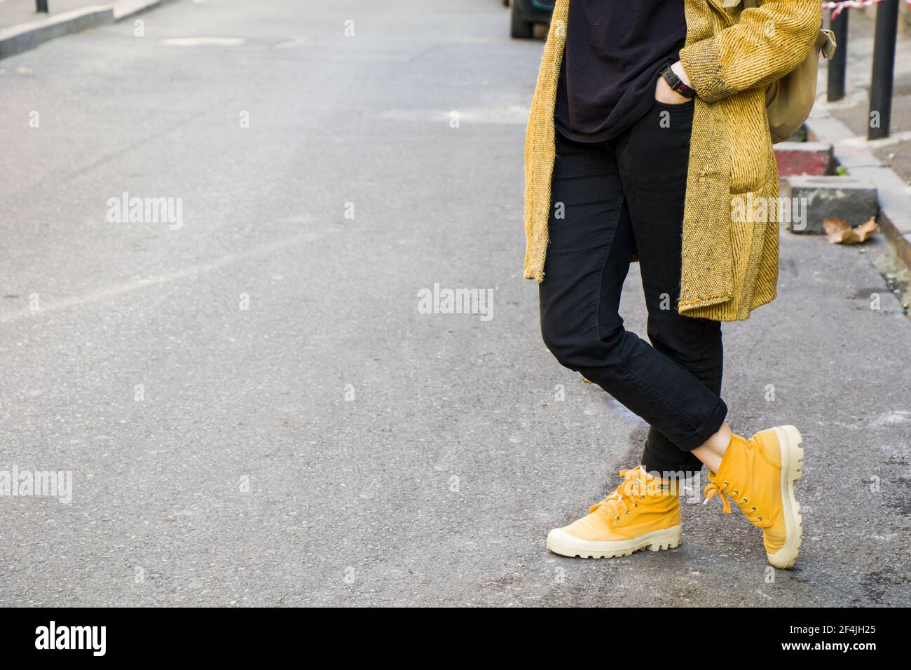 Mujer en la tela casual y botas amarillas en las calles de Tbilisi, Georgia  Fotografía de stock - Alamy