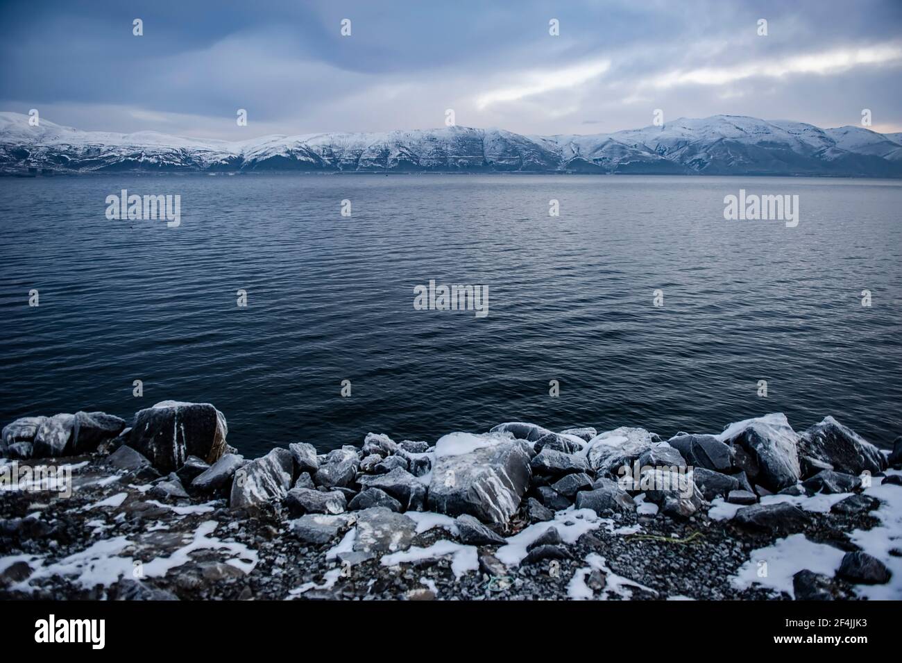 Lago Sevan en una fría mañana de invierno, provincia de Gegharkunik, Armenia Foto de stock