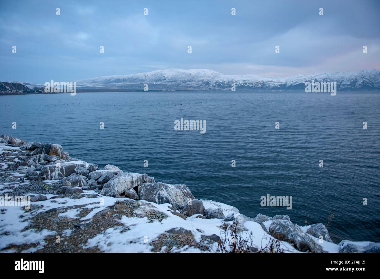 Mañana fría en la orilla del lago Sevan en Armenia Foto de stock