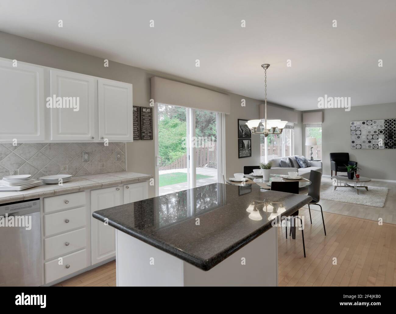 Sucio por ciento Generosidad Cocina moderna, comedor, y sala de estar interior Fotografía de stock -  Alamy