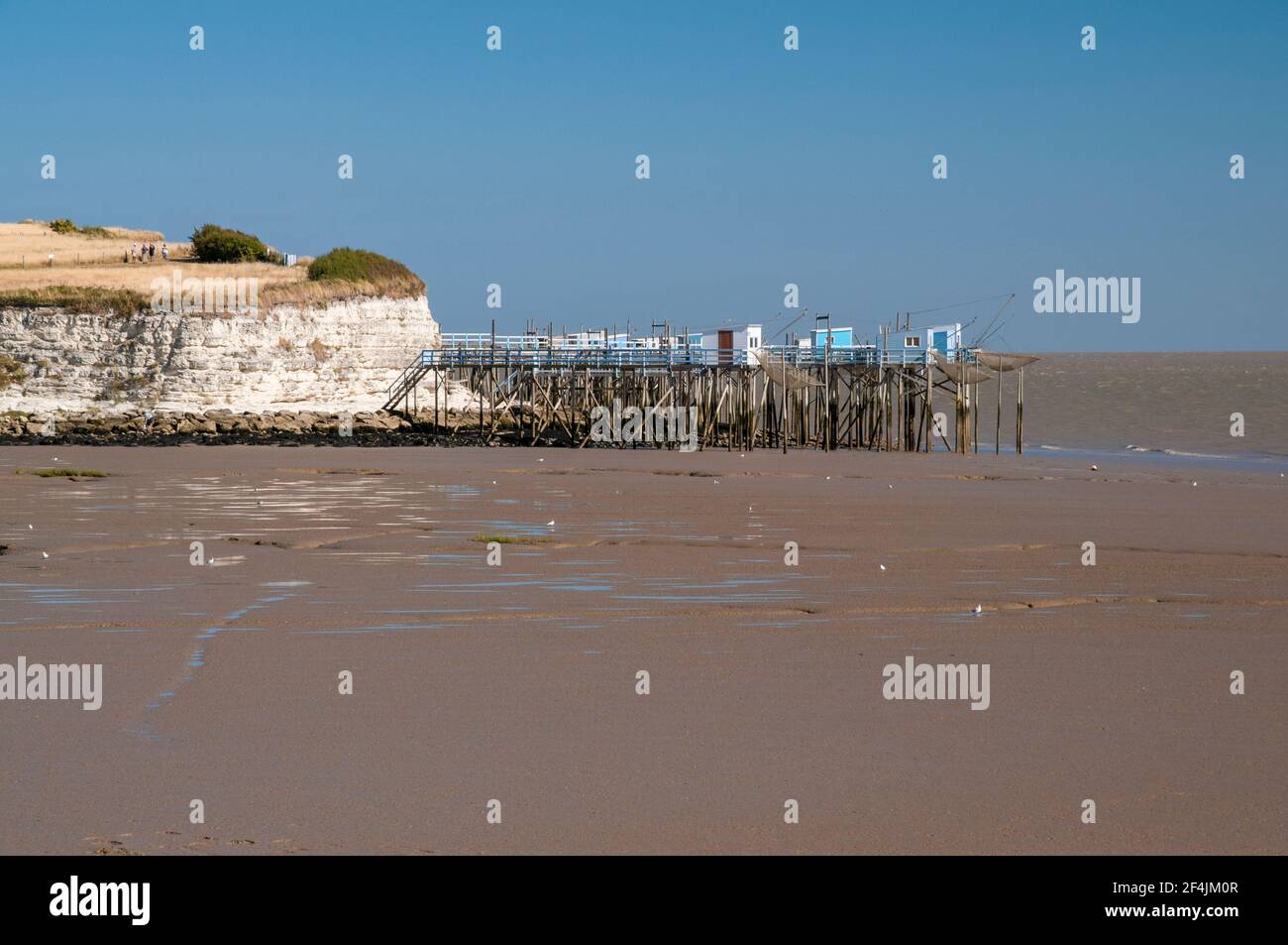 Tradicionales cabañas de pesca de madera en pilotes (Carrelet) cerca de Talmont-sur-Gironde ciudad costera, al sur de Royan, Charente-Maritime (17), Nouvelle-Aquitaine Foto de stock