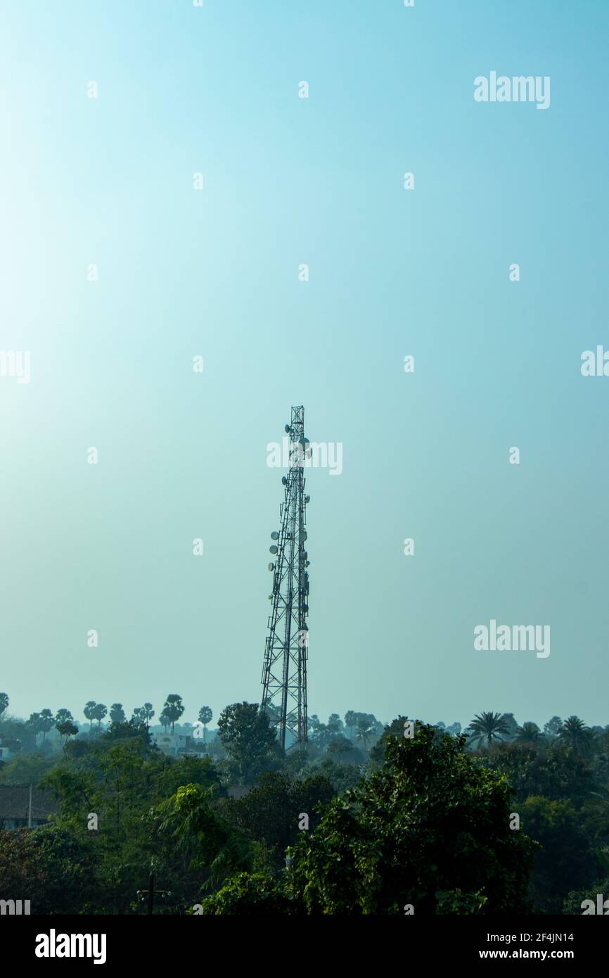 Torre de red móvil contra el cielo soleado Foto de stock