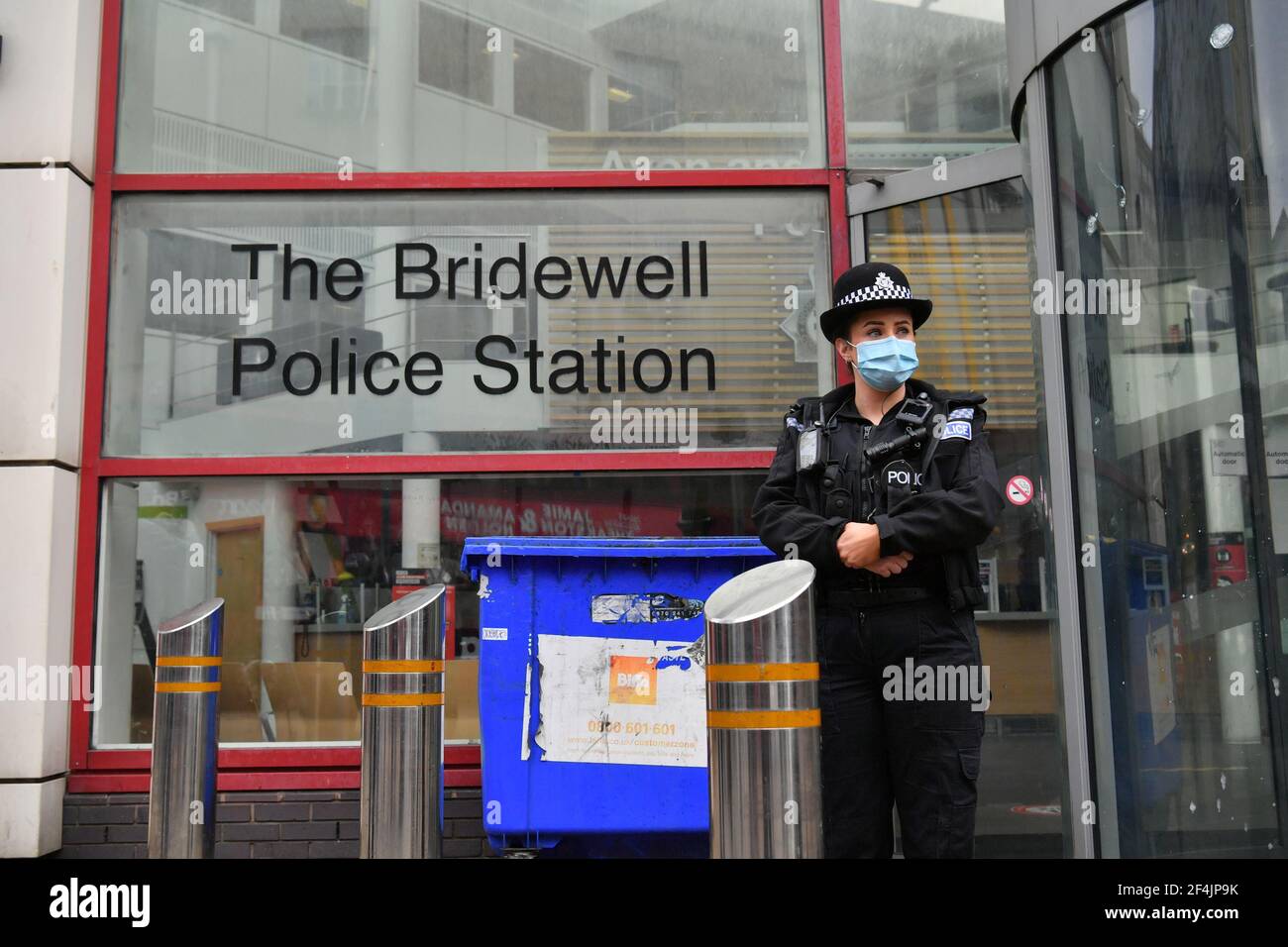 Un agente de policía en las afueras de la comisaría de policía de Bridgewell en Bristol, donde manifestantes rompieron ventanas y destrozaron el edificio el domingo después de una manifestación contra el polémico proyecto de ley de policía y delincuencia del Gobierno. Fecha del cuadro: Lunes 22 de marzo de 2021. Foto de stock