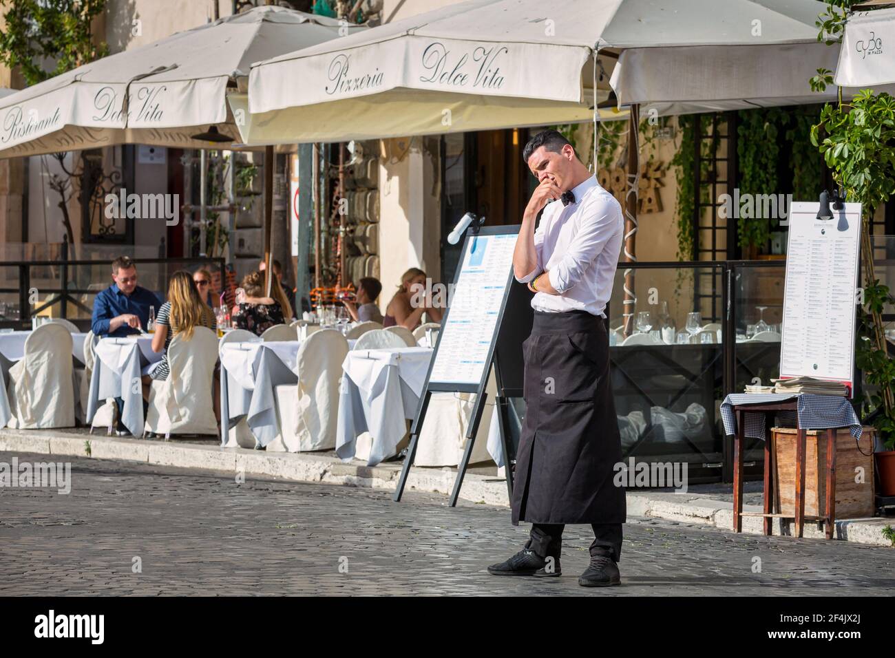 Camarero italiano fuera del restaurante en Roma, Italia Foto de stock