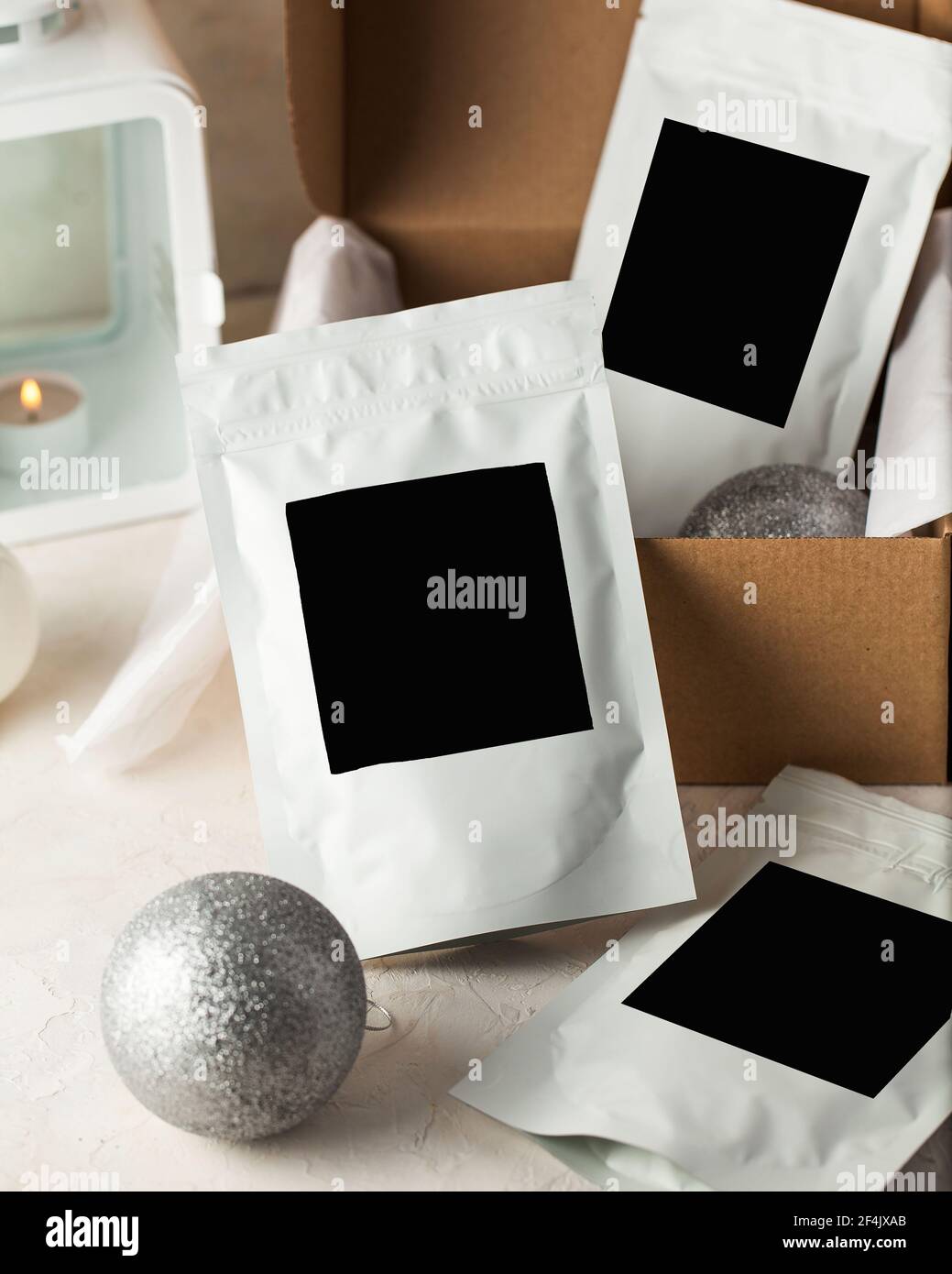 Bolsas de aluminio para té, café, especias y materiales a granel con una  etiqueta negra para el texto, su logotipo. Diseño Fotografía de stock -  Alamy