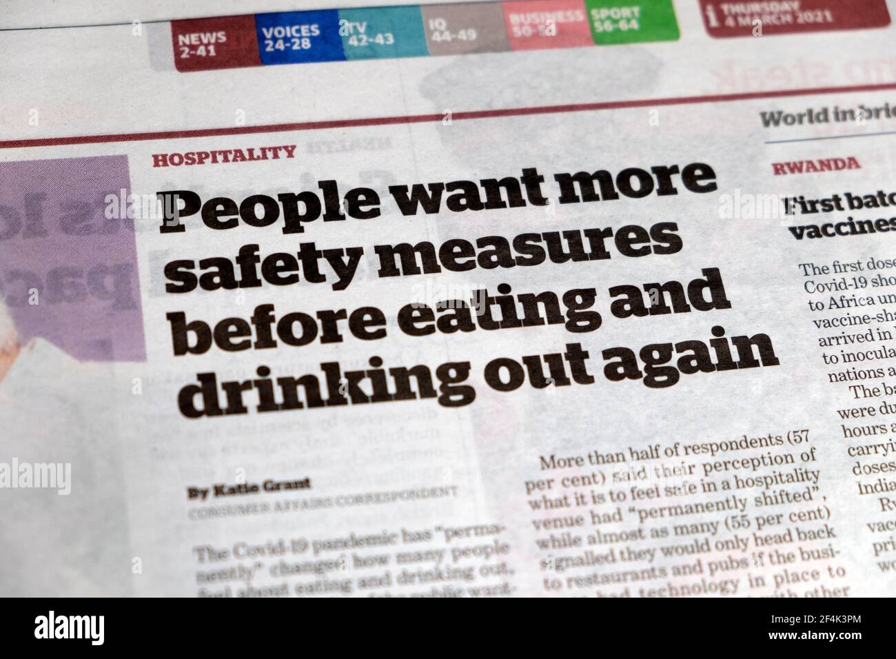 Noticias de hospitalidad "la gente quiere más medidas de seguridad antes de comer y. Bebiendo fuera de nuevo' i artículo titular del periódico el 3 de marzo 2021 Londres, Reino Unido Foto de stock