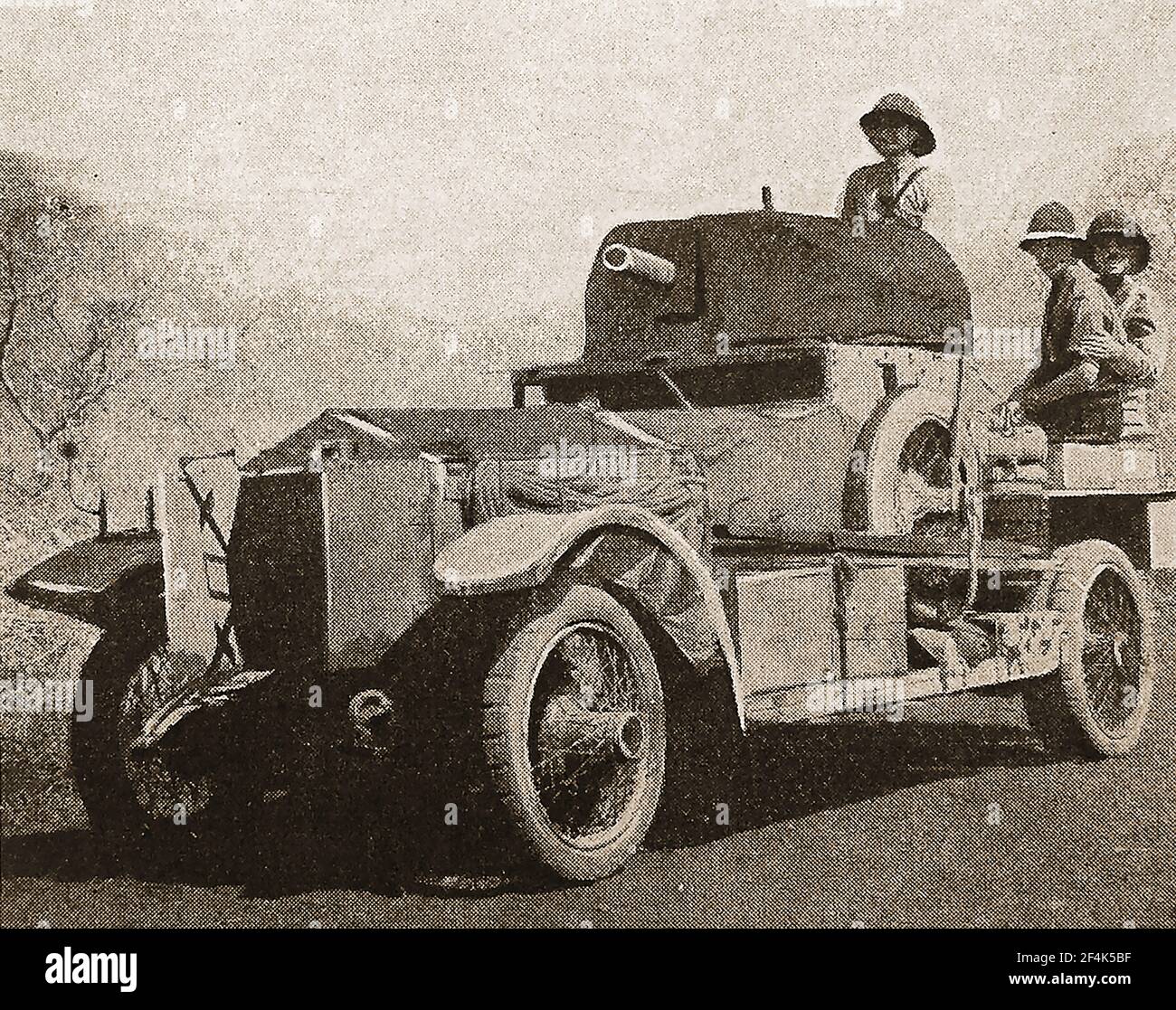 WWI - una foto de la primera revista de la época que muestra a las tropas británicas en África Oriental patrullando en un coche "Motor de la amaim" con ametralladora montada. Foto de stock