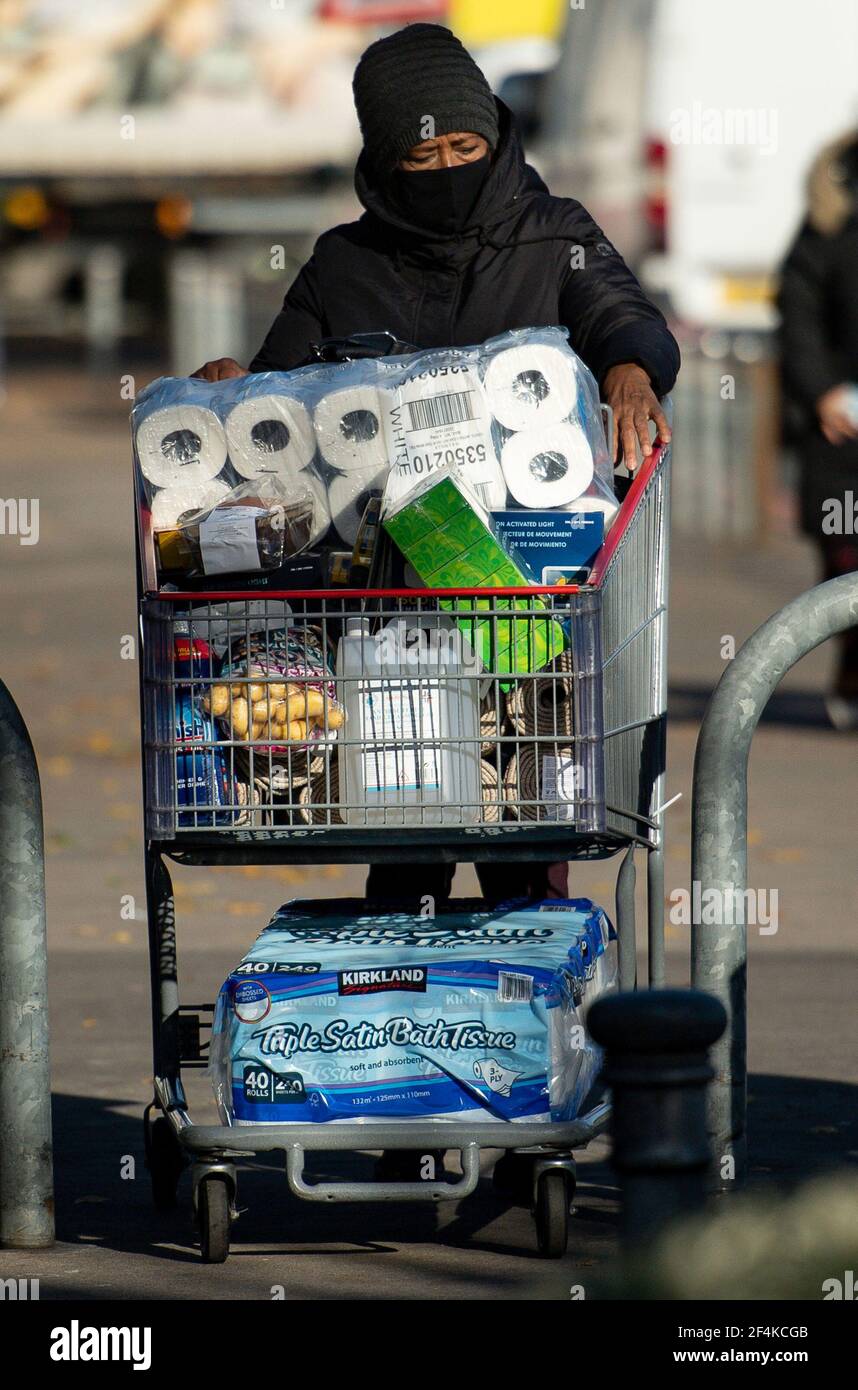 Foto del archivo fechada el 02/11/20 de un comprador en una tienda Costco en Birmingham, antes de un segundo cierre nacional para Inglaterra. El martes Marca el primer aniversario del anuncio el 23 de marzo de 2020 de la primera clausura en todo el Reino Unido. Fecha de emisión: Lunes 22 de marzo de 2021. Foto de stock