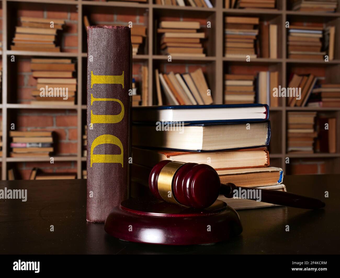 La ley DUI o conducir bajo el libro de influencia está al lado del martillo. Foto de stock